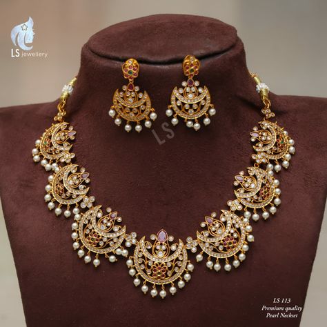 Gold Short Necklace, Gold Jewellery Collection, Rajputi Jewellery, Unique Gold Jewelry Designs, Indian Wedding Jewelry Sets, Gold Jewelry Outfits, Indian Bridal Jewelry Sets, Pearl Jewelry Design, Expensive Jewelry Luxury