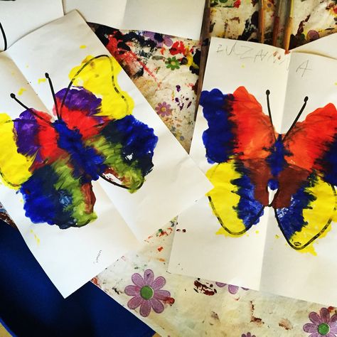 Symmetry is fun when you get to do it with paint and making symmetrical butterflies ! Butterfly Painting Ideas, Symmetry Butterfly, The Very Hungry Caterpillar Activities, Symmetry Activities, Hungry Caterpillar Craft, Hungry Caterpillar Activities, Mini Beasts, Caterpillar Craft, About Butterfly