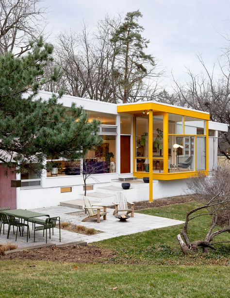 Bauhaus Interior Design, Modernist House, Split Level House, Glass Brick, Mid Century Modern Interiors, Florence Knoll, Built In Bench, Open Layout, Level Homes