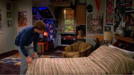 Eric forman bedroom That 70s Show Bedroom, Movie Scene Couple, 90s Inspired Bedroom, 80’s Room, Bedroom 70s, Scene Couple, Movie Bedroom, 70s Bedroom, 70s Room