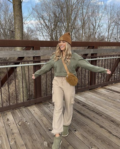 Fall Outfit Mountains, Thanksgiving Trip Outfits, Mountain Cozy Outfit, Cute Road Trip Outfits Fall, Weekend In The Mountains Outfit Fall, Outdoorsy Style Midsize, Mountain Vacation Outfits, Mid Size Granola Girl, Cute Thanksgiving Outfits