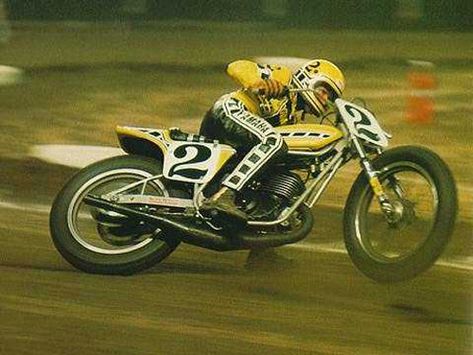 kenny-roberts-2 Yamaha Dirt Bikes, Kenny Roberts, Flat Track Racing, Flat Track Motorcycle, Yamaha Racing, Motorcycle Racers, Vintage Motocross, Racing Posters, Street Tracker