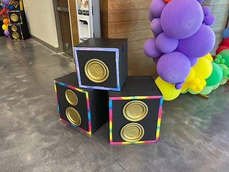 Throwback Homecoming Theme, 90s Homecoming Float, Decades Homecoming Float, Music Theme Homecoming Float, 90s Party Entrance, Hip Hop Birthday Party, Hip Hop Birthday, Homecoming Floats, Floating Decorations