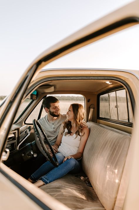 Old Truck Family Photos, Truck Couple, Maturity Pictures, Tennessee Memphis, Country Couple Photos, Old Truck Photography, Bed Photoshoot, Girlfriends Photoshoot, Dream Photoshoot