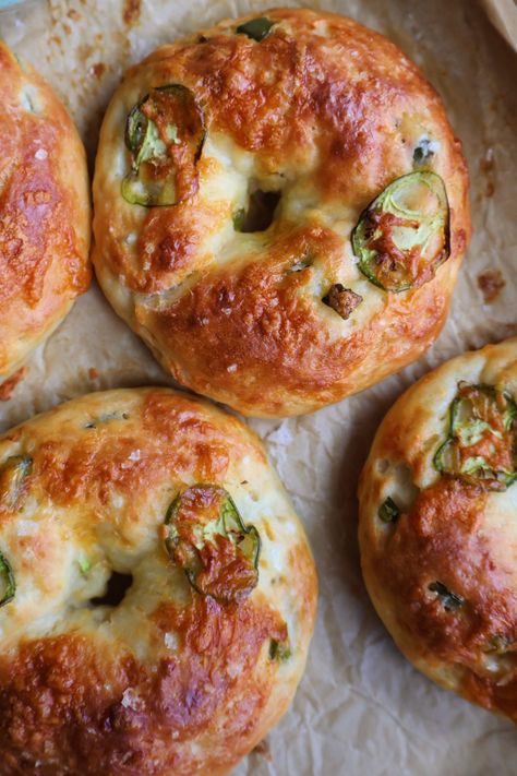 Jalapeno Cheddar Greek Yogurt Bagels - Something Nutritious Cheddar Bagel Recipe, Olive Cream Cheese, Greek Yogurt Dough, Greek Yogurt Bagels, Yogurt Bagels, Cheddar Bagels, Avocado Breakfast Sandwich, Bagel Recipe Easy, Sesame Bagel