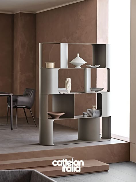 To furnish an environment that conveys tranquillity and balance the secret is to choose fluid shapes that blend delicately with the design. The Fulham modern steel bookcase bases its raison d’être precisely on this aesthetic concept. The lack of excess that sees forms prevail over decoration gives life to a modern bookcase with a harmonious and elegant aesthetic. By placing the bookcase in the centre of the room, it acts as an attractive partition, perfectly symmetrical and balanced. Cattelan Italia, Bookcase Styling, Bookcase Design, Regal Design, Modern Bookcase, Curved Walls, Display Unit, Design Del Prodotto, Book Shelves