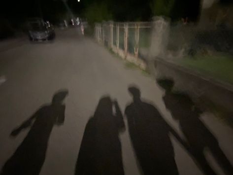 Squad bestfriends late night pic vibe Shadow Snap, Shadow Pic, Group Of Friends, Late Night, Quick Saves