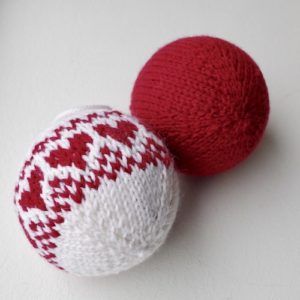 Knit Christmas Balls Patterns, Knitted Christmas Balls Free Pattern, Knitted Baubles Pattern Free, Knitted Christmas Balls, Bulky Yarn Knitting Patterns Free, Knitting Patterns For Beginners, Christmas Knitting Projects, Knitting Easy, Knit Christmas Ornaments