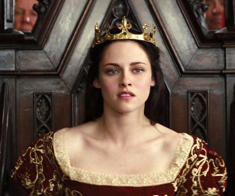 Huntsman Aesthetic, Snow White Huntsman, Snow White And The Huntsman, Aesthetic Snow, House Of Gold, Beauty Movie, The Huntsman, Kristin Stewart, Bram Stoker's Dracula