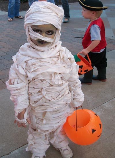 3. The Mummy | Community Post: 21 Cute And Clever DIY Halloween Costume Ideas For Kids Kids Mummy Costume, Diy Mummy Costume, Mummy Diy, Halloween Costumes Kids Homemade, Mummy Halloween Costume, Mummy Costume, Kostum Halloween, Diy Couples Costumes, Kostuum Halloween