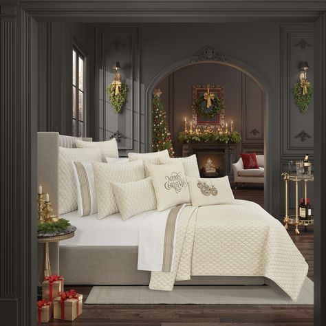 J. Queen New York Grandeur Christmas Quilt Set - Bed Bath & Beyond - 36291084 Cozy Quilts, Queens New York, Quilted Sham, White Quilt, Quilt Set, Queen Quilt, California King, Quilt Sets, Square Quilt