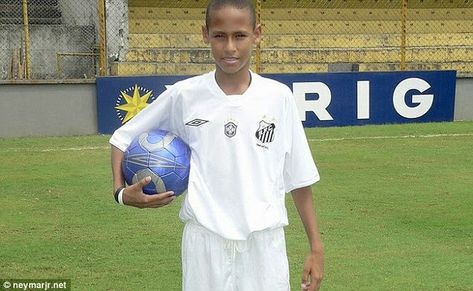 Football Players Childhood Pics ( 2000+ pics) Neymar At Santos, Neymar Jr Young Age, Neymar Kid, Neymar Son, Old Football, Neymar Vs, Brazil Football Team, Brazil Football, Messi Vs