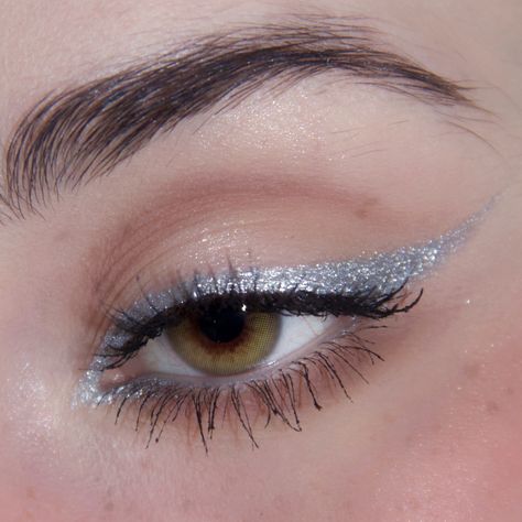 White Glitter Eyeliner, Silver Eyeliner Makeup Look, Silver Glitter Eyeliner Looks, Prom Makeup Sparkly Silver, Silver Liner Makeup, Sparkly Eyeliner Makeup, Simple Silver Makeup Looks For Prom, Metallic Silver Makeup, Silver Glitter Outfit