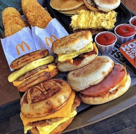 (source) Makanan Cepat Saji, Mcdonalds Breakfast, League Of Legends Memes, Sleepover Food, Junk Food Snacks, Yummy Comfort Food, Food Goals, Breakfast Foods, Food Platters