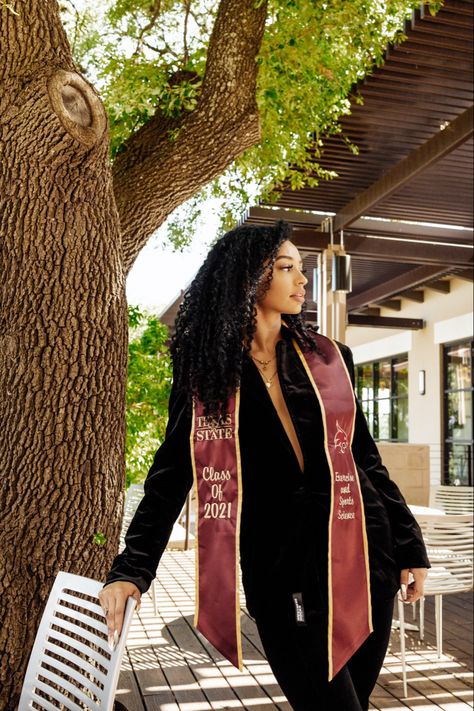 California Graduation Pictures, Graduation Photos Black Women, Graduation Outfits For Women, Graduation Shoot, College Graduation Photoshoot, College Graduation Pictures Poses, Graduation Look, Grad Outfits, Girl Graduation