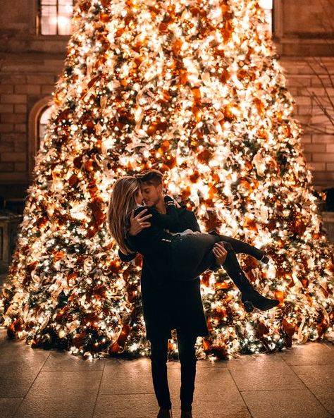 Alyssa Bossio on Instagram: “CHRISTMAS TRAVEL GIVEAWAY 🎄🎁✨ Since I know all of you love to travel, Meir and I decided to give away 2 plane tickets to one lucky person…” • Instagram Nyc Vacation, Nyc Photoshoot, Christmas Wedding Gifts, Christmas Photoshoot, Couple Relationship, Christmas Travel, Nyc Trip, Christmas Couple, Iconic Photos