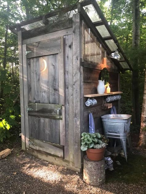 Como Plantar Pitaya, Outhouse Bathroom, Outside Toilet, Out Houses, Upcycled Kitchen, Outdoor Bathroom Design, Outdoor Toilet, Diy Dollhouse Furniture Easy, Outdoor Bath