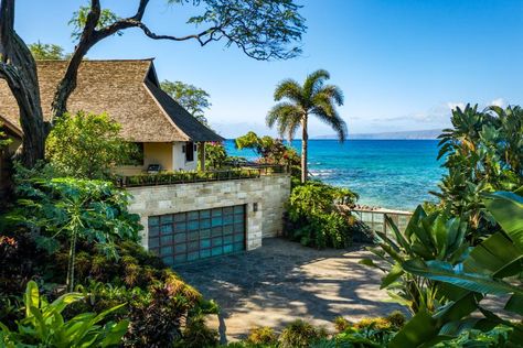 Explore Traditional Balinese-Style Waterfront Living on Maui’s Ahihi Bay | HGTV's Ultimate House Hunt 2020 | HGTV Hawaiian Beach House, Beach House Pictures, Maui Style, Hawaiian Homes, Maui Beach, Beachfront House, Tropical Backyard, Luxury Beach House, Beachfront Home