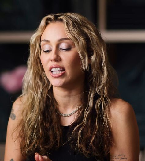 Miley Cyrus Curly Hair, Miley Cyrus Natural Hair, Miley Cyrus Blonde Hair, Miley Blonde Hair, Miley Cyrus Caramel Hair, Miley Cyrus Light Brown Hair, Miley Cyrus Honey Blonde, Miley Cyrus Long Hair, Miley Cyrus Hair