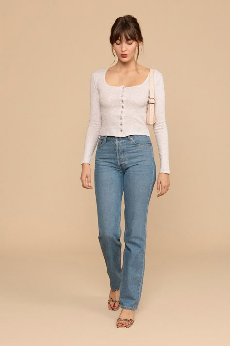 Jeans And A White Shirt, Romantic Blouses, Jeanne Damas, Elevate Your Outfit, Elegante Casual, Square Neck Top, Looks Street Style, 가을 패션, Looks Style