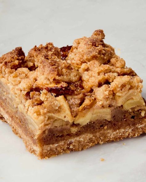 A brown butter apple shortbread bar, seen from the side Apple Crunch Recipe, Apple Crumb Bars, Easy Apple Pie Filling, Shortbread Bars Recipes, Fall Eats, Brown Butter Cookies, Apple Pie Bars, Apple Crumb, Apple Bars