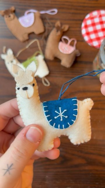 Llama Ornament Diy, Personal Christmas Gifts, Llama Ornament, Handmade Pouches, Felt Bags, Ornaments To Make, Llama Christmas, Modern Embroidery, Felt Bag