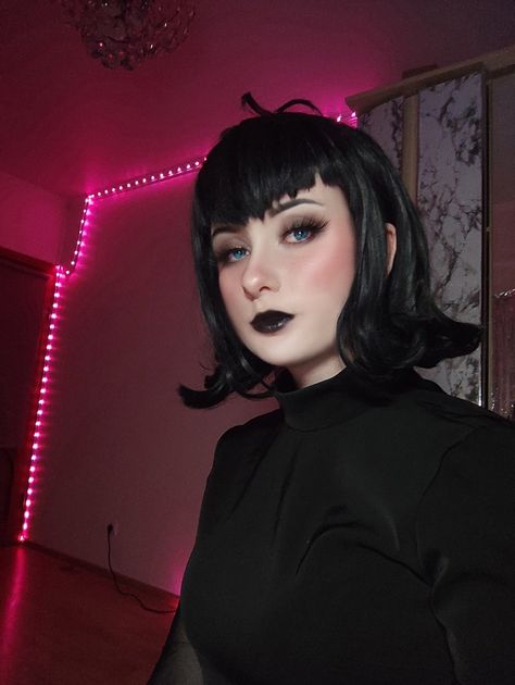 Mavis Dracula - Hotel Transylvania Cosplay: @maroonata Mavis Hotel Transylvania Hair, Mavis Costume Makeup, Mavis Dracula Makeup, Mavis Makeup Hotel Transylvania, Mavis Hairstyle, Mavis Hotel Transylvania Cosplay, Mavis Hotel Transylvania Makeup, Mavis Hair, Mavis Makeup