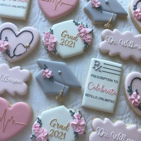 Medical School Graduation Party Ideas, Doctor Graduation Party, Nurse Graduation Party Decorations, Medical Cookies, Nurse Cookies, Flower Sugar Cookies, Graduation Party Cake, Cookie Crisp, Amazing Cookies