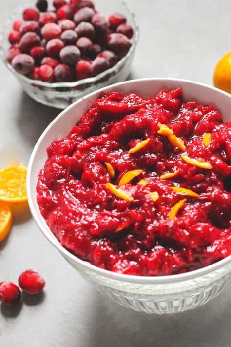 Refined sugar-free cranberry sauce made with only 5 ingredients. This recipe uses only healthy ingredients and avoids the immense amounts of sugar or overly-processed sugar alternatives and instead opt for a natural sweetener. This cranberry sauce has a divine balance between sweet and tangy and is simply perfect for the holiday season. Orange Cranberry Relish, Paleo Cranberry Sauce, Sugar Free Cranberry Sauce, Cranberry Orange Relish, Canned Cranberries, Canned Cranberry Sauce, Cranberry Relish, Orange Cranberry, Cranberry Sauce Recipe