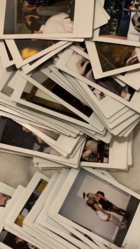 Instax Photos Ideas Room Decor, Instax Photos Aesthetic, Polaroid Photos Aesthetic, Instax Photos Ideas, Polaroid Camera Aesthetic, Polaroid Pics, Polaroid Aesthetic, Aesthetic Polaroid, Polaroid Cameras