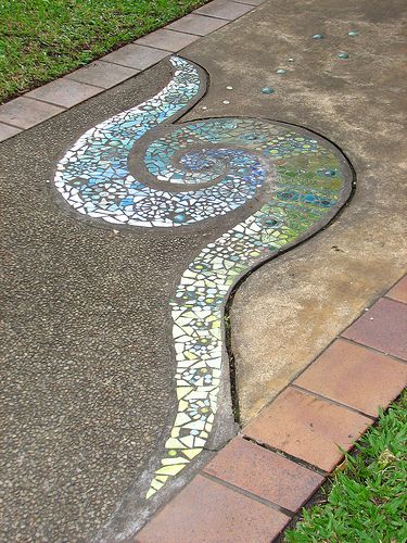 I've been dabbling with the idea of mosaicking a koru. Maybe not in these colours but using a multimedia kind of approach. It's very much only a thought in my head at the moment. B... Diy Mosaic Garden, Mosaic Walkway, Art Pierre, Garden Walkway, Pebble Mosaic, Mosaic Decor, Mosaic Garden, Garden Pathway, Mosaic Projects