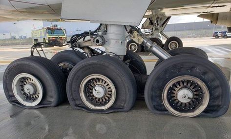 Change A Tire, Mighty Machines, Pilots Aviation, Process Of Change, Civil Aviation, Landing Gear, Flat Tire, Big Trucks, Mind Blowing