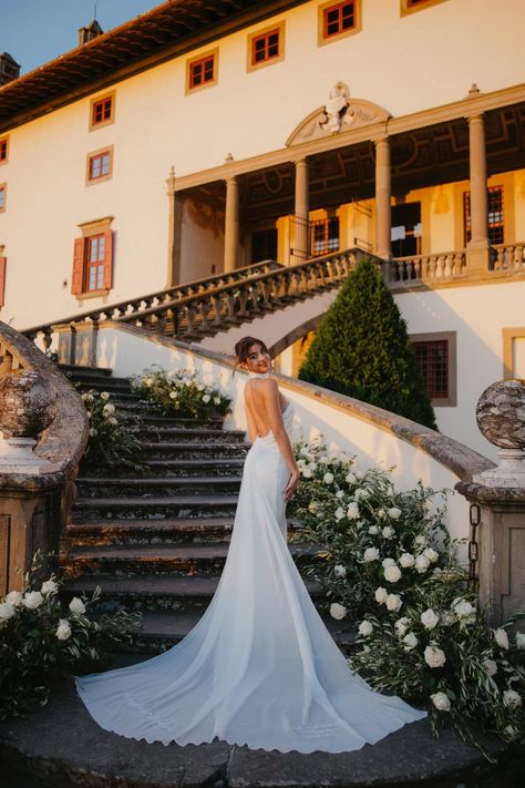 Lena Charyl Wedding, Wedding Italy Dress, Tuscany Wedding Photoshoot, Wedding Dresses Italy, Italy Wedding Pictures, Italy Wedding Photos, Tuscany Wedding Dress, Wedding Dress Timeless, Wedding Dress Photoshoot