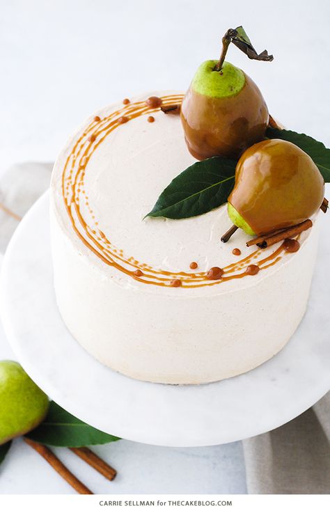 Caramel Pear Cake, Best Christmas Cake Recipe, Cake Fancy, Cinnamon Buttercream, Fall Cake Recipes, Caramel Pears, Cake Delicious, Thanksgiving Cakes, Pear Cake