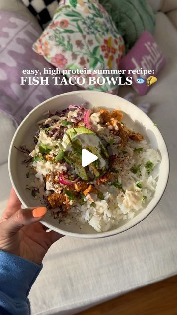 Brittany Voges on Instagram: "macrofriendly fish taco bowls!🌮🐟  every summer i craveeee fish tacos, so it felt fitting to bring back my healthy fish taco bowl from last summer! super easy to throw together.   this recipe makes two, but it’s super easy to double it to meal prep for the week!  approximate Macros with Toppings & Rice: 37g c / 11g f / 32g p  Ingredients:  For the fish: • 2 6 ounce boneless skinless tilapia filets, cubed into pieces • olive oil spray • 1 tsp paprika •  ¼ tsp chili powder •  1 tsp garlic powder •  ½ tsp cumin  For the slaw: •  ¼ cup nonfat greek yogurt •  1 teaspoon sriracha •  1 tbsp light mayo •  1 lime, juiced •  1 pinch salt •  1 tsp sugar substitute •  2 cups slaw mix: red cabbage, white cabbage and shredded carrots (i bought a slaw mix and red cabbage an Tilapia Bowl, Fish Taco Bowl, Healthy Fish Tacos, Slaw Dressing, White Cabbage, Taco Bowl, Protein Bowls, Making Dinner, Shredded Carrots