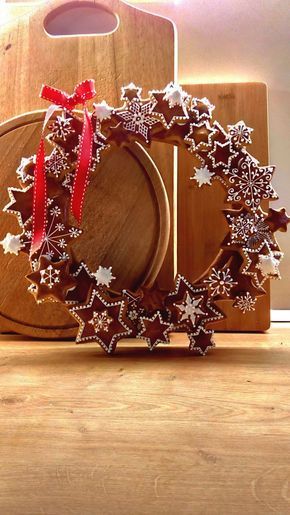 Gingerbread wreath Gingerbread Cookie Wreath, Cookies Christmas Recipes, Gingerbread Christmas Wreath, Cookie Wreath, Jul Kaka, Gingerbread Wreath, Altered Tins, Gingerbread Decorations, Christmas Gingerbread House