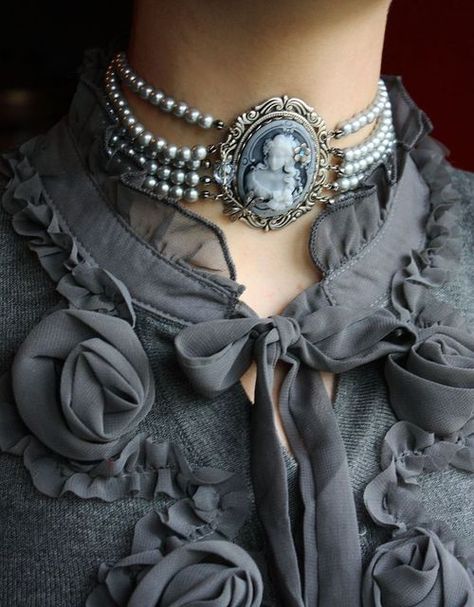 Antique Pearl Jewelry Gothic Fashion Victorian, Cameo Jewelry, Victorian Jewelry, Gothic Jewelry, Romantic Style, Mode Inspiration, Fashion Details, Gothic Fashion, Victorian Fashion