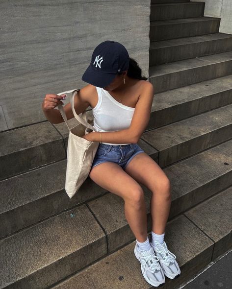 Nyx Hat Outfit, New Era Cap Outfit Woman Style, Yankees Hat Outfit Summer, New Era Cap Outfit Woman, Cap Outfits For Women Summer, Ny Yankees Hat Outfit, Yankee Hat Outfits Women, Black Cap Outfit, Dubai Ootd