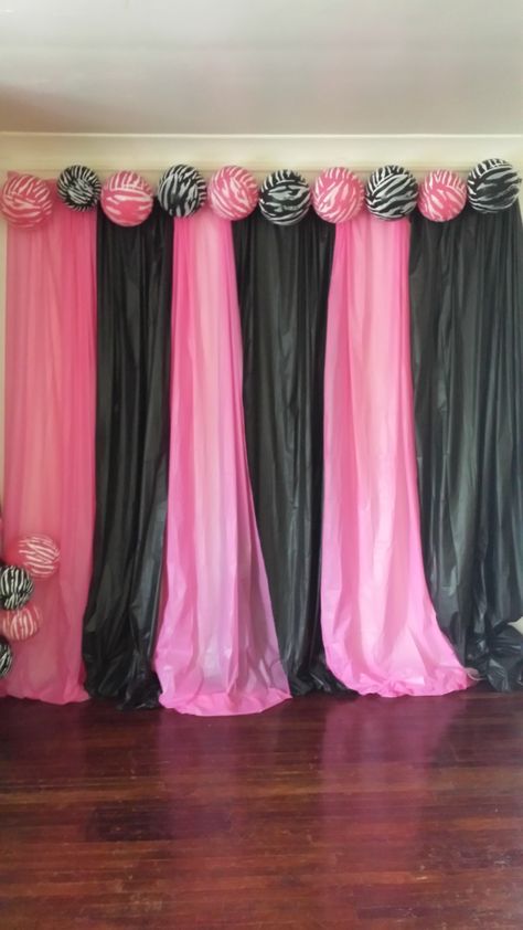 How To Cover A Wall For A Party, How To Cover Walls For A Party, Plastic Tablecloth Backdrop, Office Birthday Decorations, Ideas For Birthday Party, Prom Backdrops, Barbie Event, Garage Party, Cheap Party Decorations