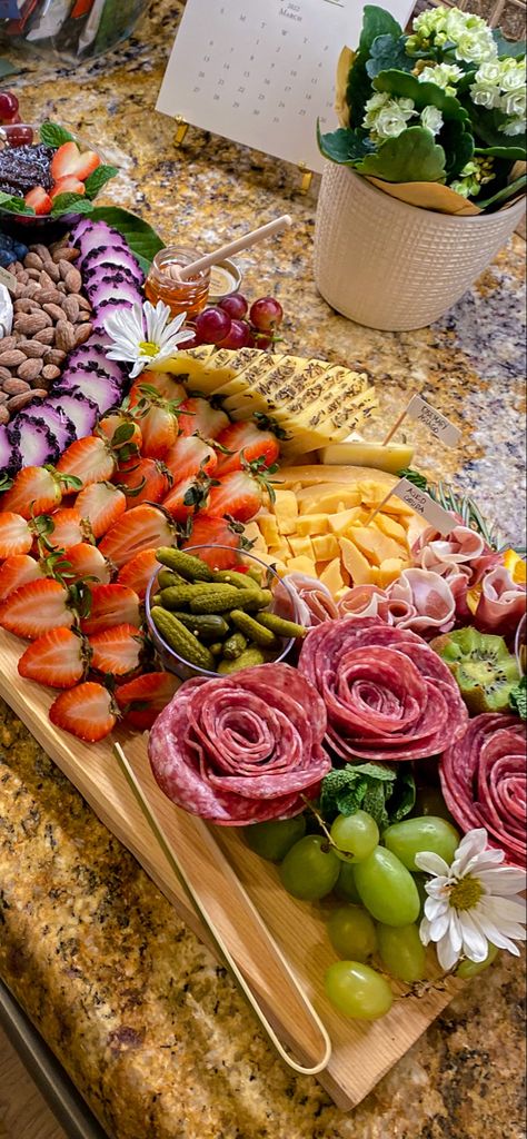 Mimosa And Charcuterie Board, Charcuterie Board Strawberries, Strawberry Charcuterie Board, Charcuterie Board Flowers, Salad Charcuterie Board, Flower Charcuterie Board, Charcuterie Party, Grapes And Cheese, Charcuterie Board Meats