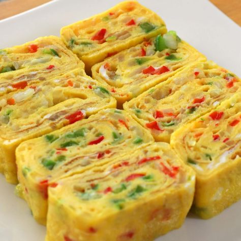 Gyeran Mari Recipe, Omelette Roll Up, Breakfast Korean Food, Korean Rolled Omelet, High Protein Korean Meals, Rolled Omelette Recipe, Korean Foods Recipe, Korean Cuisine Recipes, Korean Breakfast Ideas