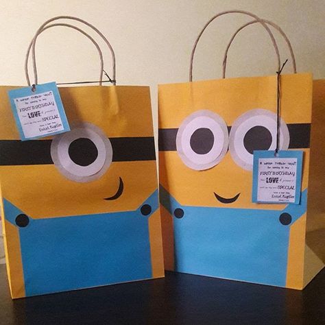 Called Gru and borrowed his #minions for a bit! Will be sharing the steps on how to create minion bags soon on our blog www.altanuzeta.wordpress.com #lootbags #favorbags #party #birthday #diy #diyblogger #artblog #doityourself #paperbag #turns1 #despicableme #minionparty #follow4follow #follow #f4f #artsandcrafts #art Minion Loot Bags, Minion Party Bags, Minion Candy, Minion Bag, Diy Party Bags, Paper Poinsettia, Diy Minions, Minions Party, Paper Bag Design