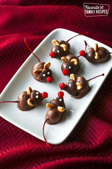 Cherry Mice, Chocolate Mice, Jul Mad, Kreative Snacks, Maraschino Cherries, Chocolate Covered Cherries, Christmas Candy Recipes, Xmas Food, Homemade Candies