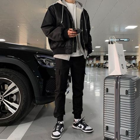 Dunk Fits Men, Panda Dunks Outfit Mens, Airport Fashion Men, Korean Black Outfit, Airport Outfit Men, Men Outfits Aesthetic, Black Jacket Outfit, Outfit Cowok, Korean Men Fashion