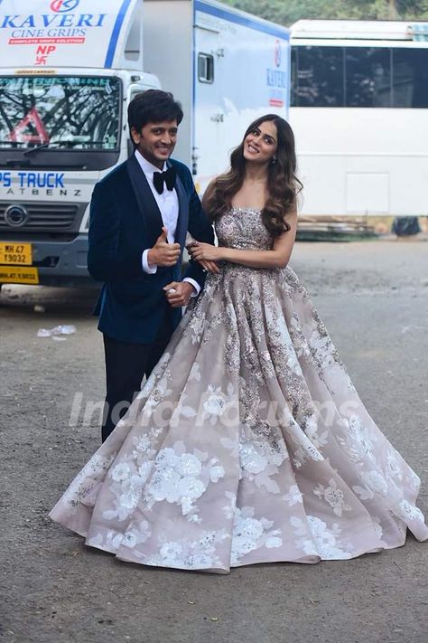 Genelia Deshmukh, Couple Outfit Ideas, Evening Suit, Reception Outfit, Muslim Fashion Dress, Short Straight Hair, Evening Outfits, Indian Attire, Couple Outfits