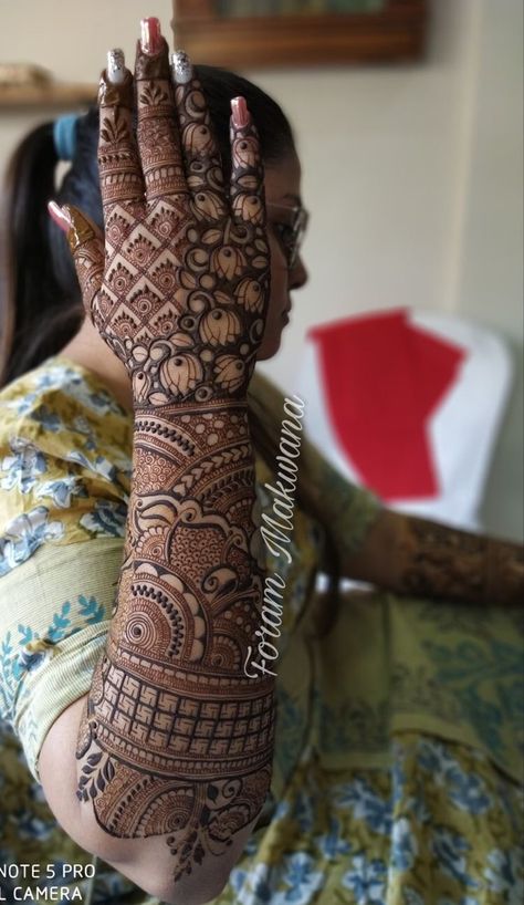 Bridal Back Side Mehndi Design Latest, Bridal Mehendi Designs Wedding Back Hand, Bridal Back Mehndi Designs, Full Hand Mehndi Designs Back Side, Bridal Mehendi Back Hand, Bridal Mehendi Designs Latest, Bridal Mehandi Designs, Round Mehndi Design, Bridal Mehandi