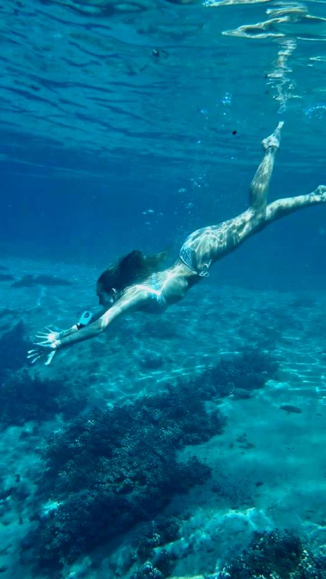 Underwater Swimming Photography, Underwater Pics Aesthetic, Under Water Pictures, Underwater Photography Women, Underwater Pics, Swimming Underwater, Underwater Pictures, Underwater Painting, Ocean Girl