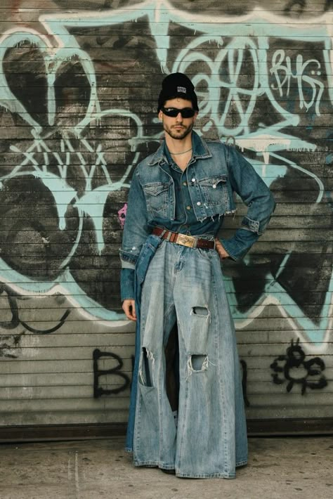 All Denim Outfit, Mens Street Style Winter, Men's Street Fashion, Fashion Models Men, Denim Street Style, Gender Fluid Fashion, Mode Kimono, Mens Fashion Wear, Men Street Fashion