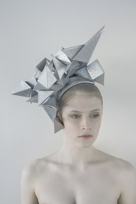 Paper Headpiece, Mode Origami, Architecture Origami, Wearable Architecture, Fashion Design Inspiration, Origami Architecture, Clay Minerals, Geometric Origami, Origami Fashion