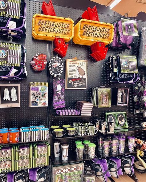 Beetlejuice Bathroom Decor, Halloween Decorations Beetlejuice, Beetlejuice Room Decor, Beetlejuice Office Decorations, Beetle Juice Decorations Diy, Beetlejuice Halloween Decorations Diy, Beetle Juice Halloween Decorations, Beetlejuice Trunk Or Treat, Beetlejuice Decorations Diy